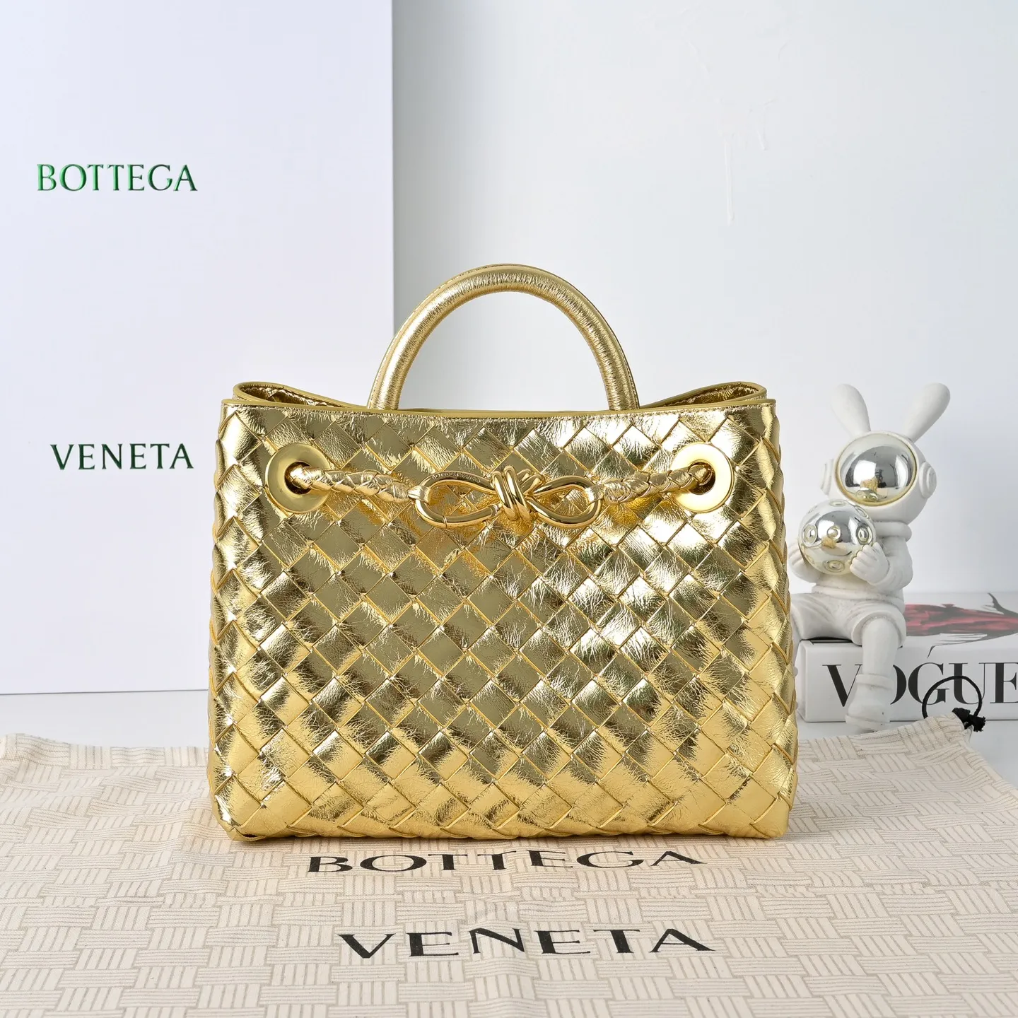 The 2023 new Andiamo batch of 1860 BV has been shipped‼ ️Really popular🔥The new Andiamo woven handbag launched by Bottega Veneta this season is really popular all over the world! ! Celebrities at home and abroad have worn it, and Oscar-winning actress Michelle Yeoh has taken it out on the street. Song Jia, Trai Yara, Yu Feihong, Sanji Ayaka, Rosie Hunting-Whiteley, Yoshioka Riho, etc. have all picked up this bag. It is classic and versatile, showing off its temperament, and the bag capacity is also large, which is very convenient for daily commuting! ! A variety of carrying methods, the shoulder straps can be adjusted by yourself, the original lambskin feels soft and delicate, and the unisex style breaks the gender boundaries and brings a more practical and longer-lasting use experience. Andiamo, which has both elegant and casual styles, perfectly interprets the true appearance of "fashionable old money style". Style number: 7463 Size: 25*22*10.5cm